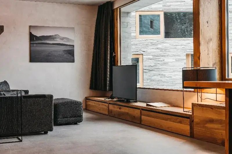 Geräumiges Wohnzimmer mit modernem Sofa und großem Fenster. Komfortabler Wohnbereich.