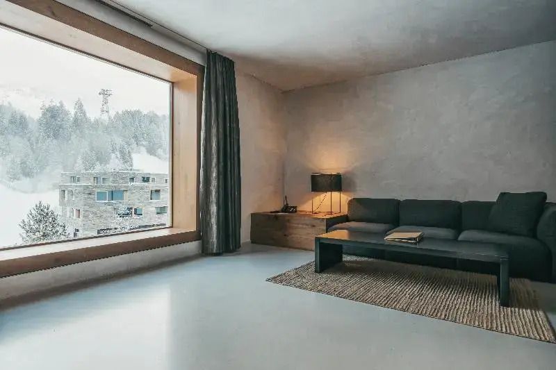 Wohnzimmer mit großen Fenster und eleganter Einrichtung
