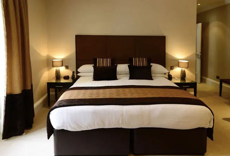 Luxuriöses Doppelzimmer mit Doppelbett und eleganten Lampen