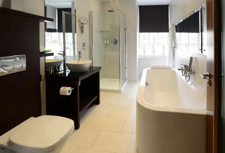 Modernes Badezimmer mit freistehender Badewanne und Dusche