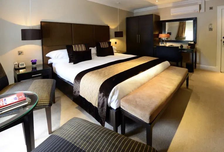 Luxuriöses Doppelzimmer mit großem Doppelbett und Sitzbereich