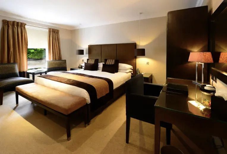 Geräumiges Doppelzimmer mit modernem Design und Schreibtisch