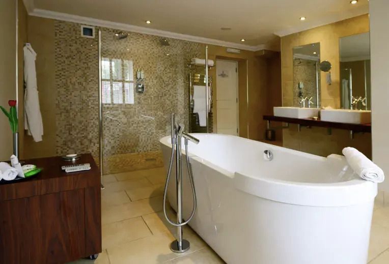 Luxuriöses Badezimmer mit freistehender Badewanne und stilvollen Armaturen