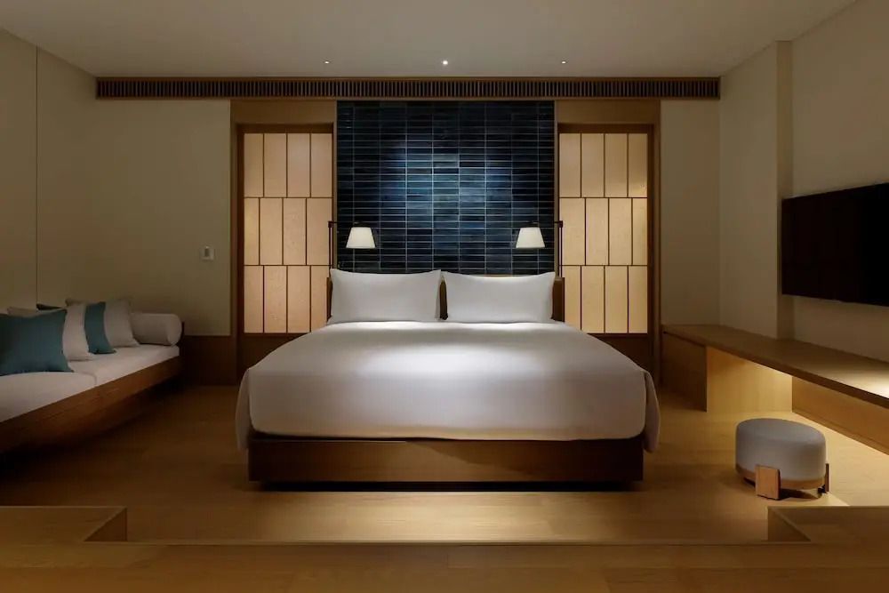 Modernes Schlafzimmer-Interieur mit Doppelbett und ambienter Beleuchtung