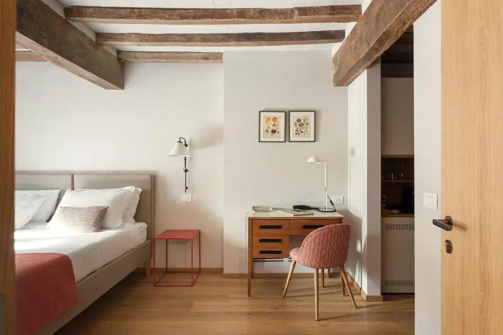 Gemütliche Ecke im Zimmer mit Schreibtisch und dezenter Beleuchtung
