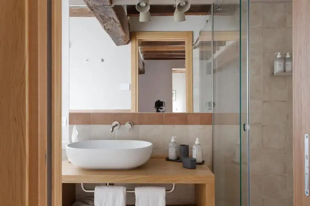 Modernes Badezimmer mit Glasdusche und stilvollem Waschbecken