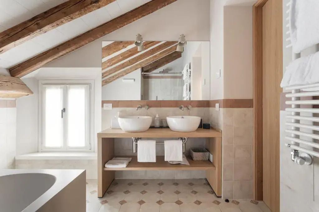 Doppelwaschbecken und großer Spiegel im Badezimmer der Suite.
