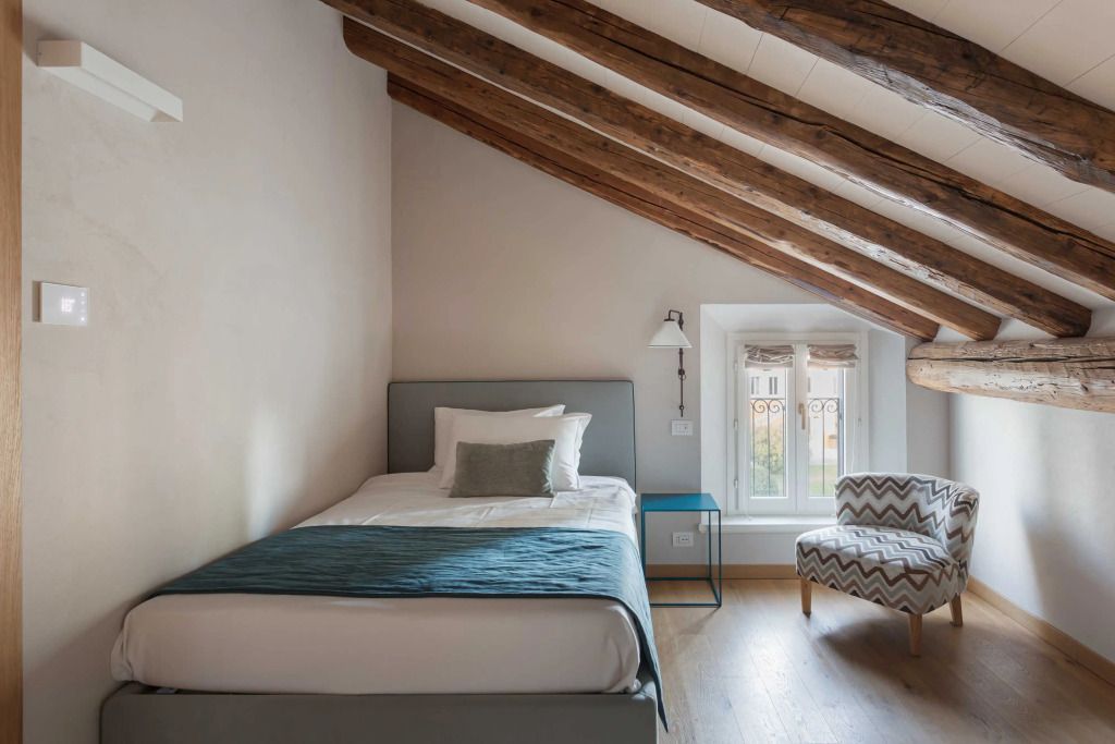Einzelbett unter Dachschräge mit Holzbalken