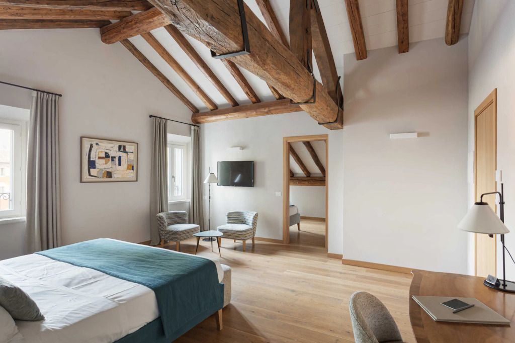 Luxuriöse Suite mit Holzbalken und modernem Interieur