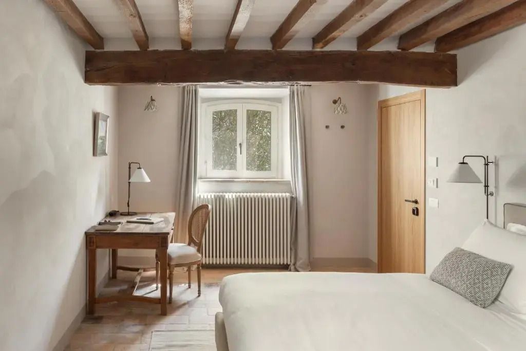 Gemütlicher Raum mit Schreibtisch und großem Fenster
