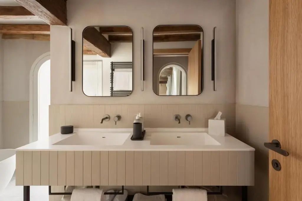 Modernes Doppelwaschbecken mit stilvollen Spiegeln
