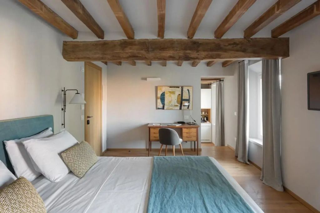 Superior Doppelzimmer mit Holzdecke und Schreibtischbereich