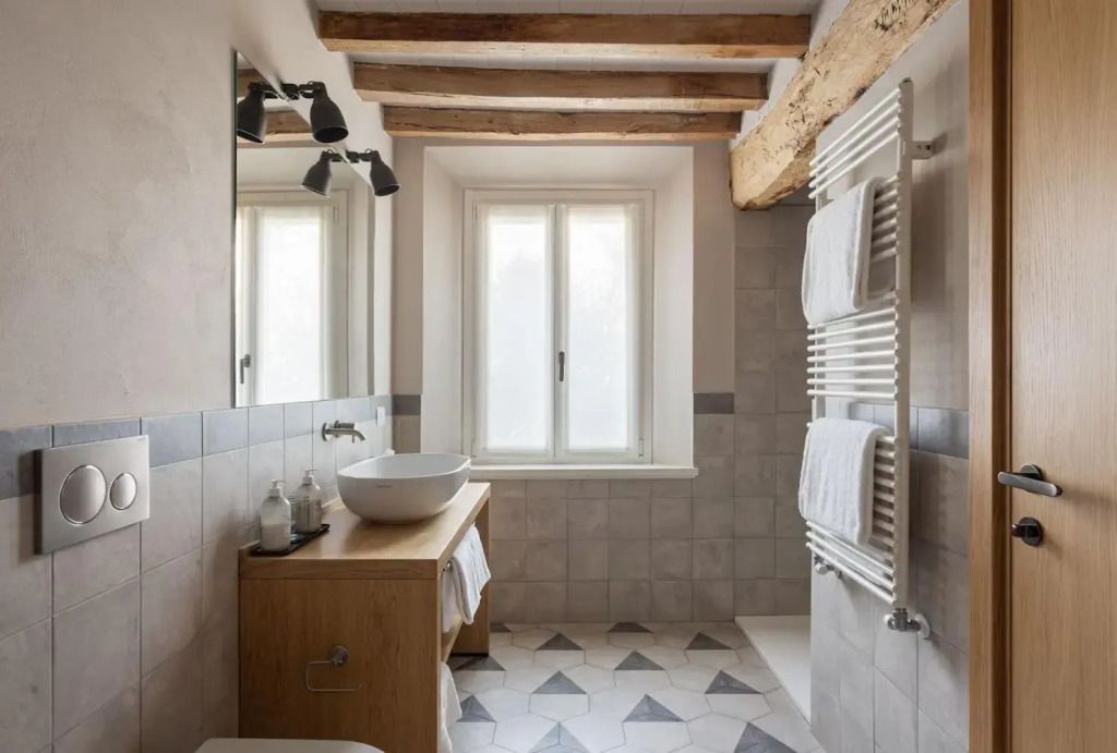 Modernes Badezimmer mit Holzbalken und eleganten Fliesen