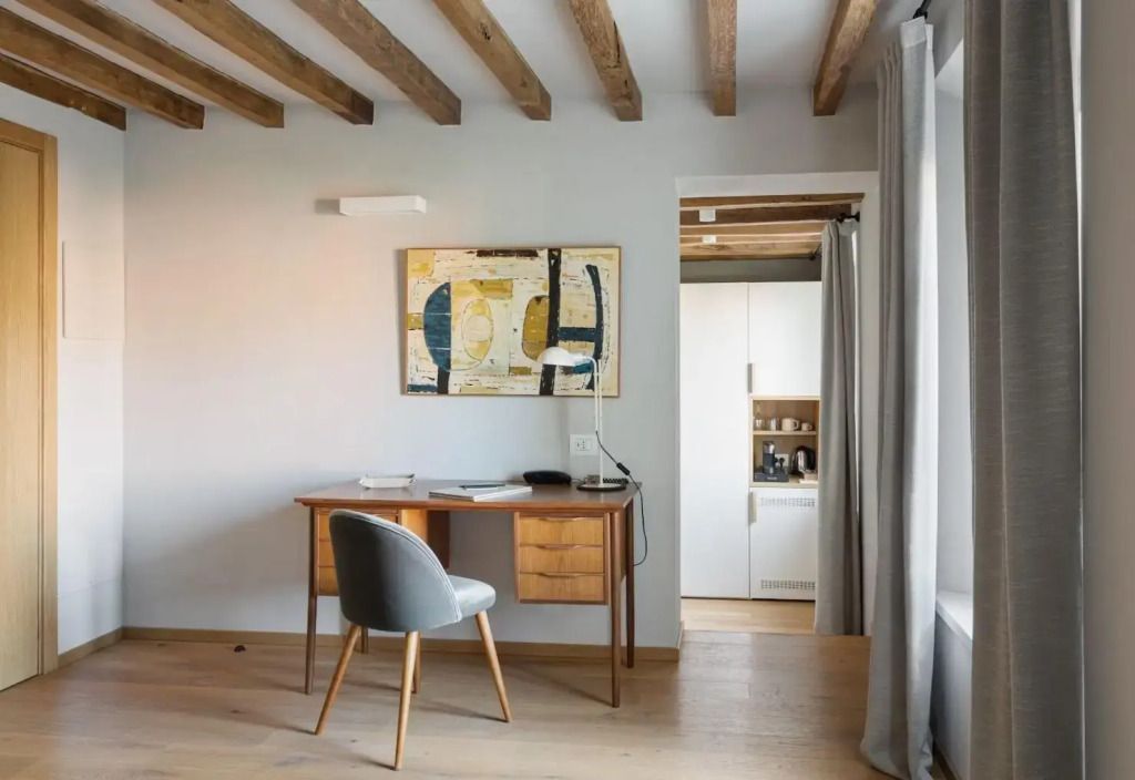 Schreibtisch im Superior Zimmer mit Kunstwerk an der Wand