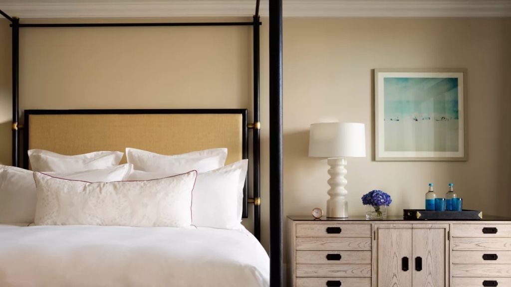 Elegantes Schlafzimmer mit Doppelbett und stilvoller Einrichtung