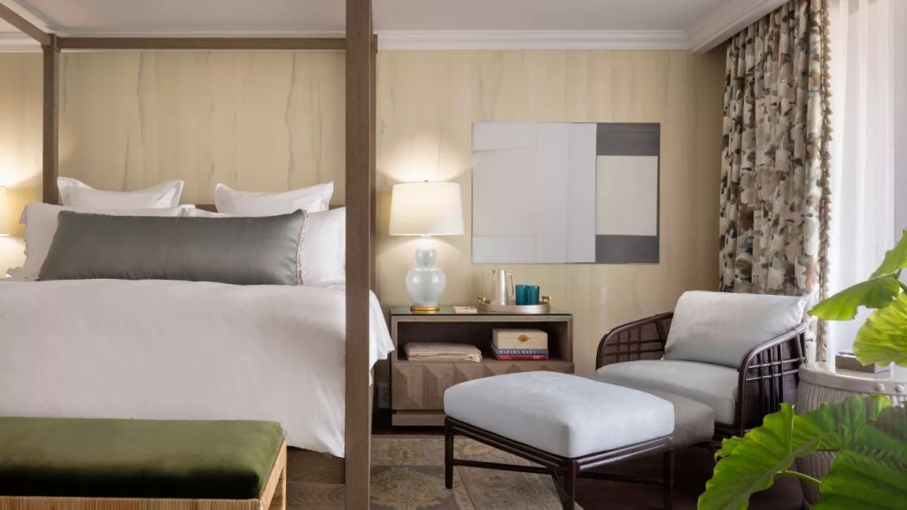 Elegantes Schlafzimmer mit bequemen Sesseln und modernen Kunstwerken.