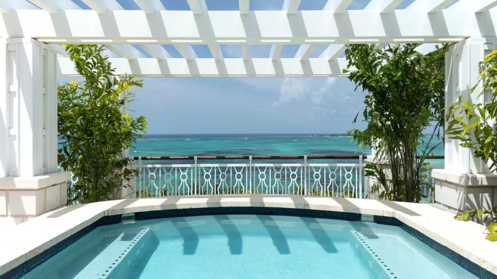 Pool mit Pergola und atemberaubendem Blick auf das türkisfarbene Meer.