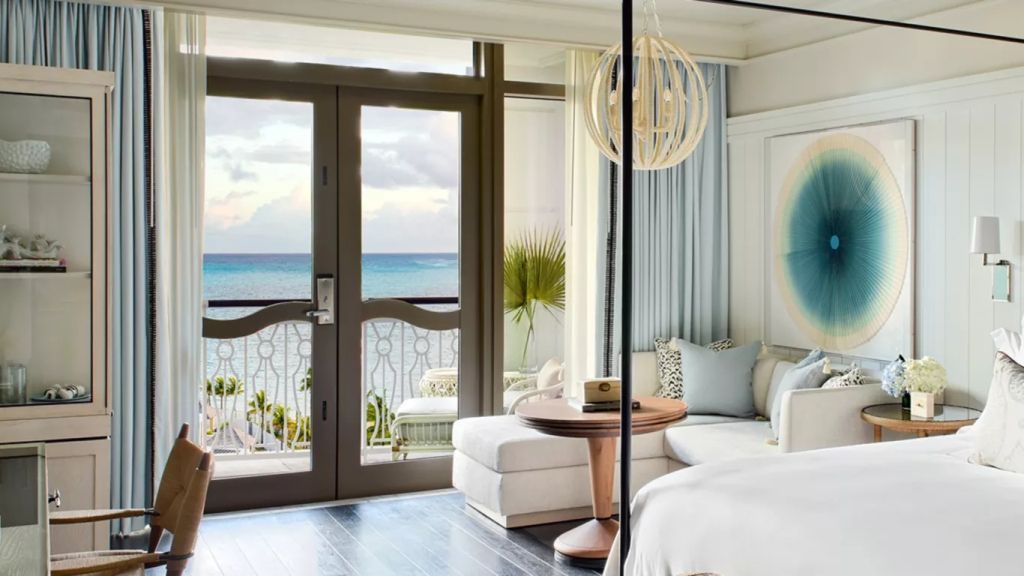 Helles Zimmer mit Blick auf das Meer und modernem Dekor