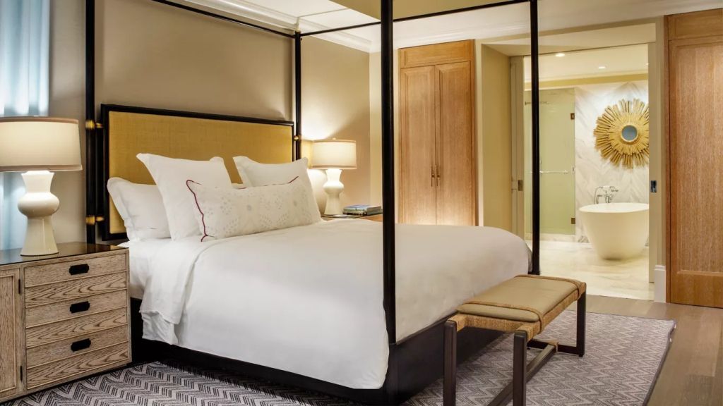 Gemütliches Schlafzimmer mit elegantem Himmelbett und dezenter Beleuchtung.