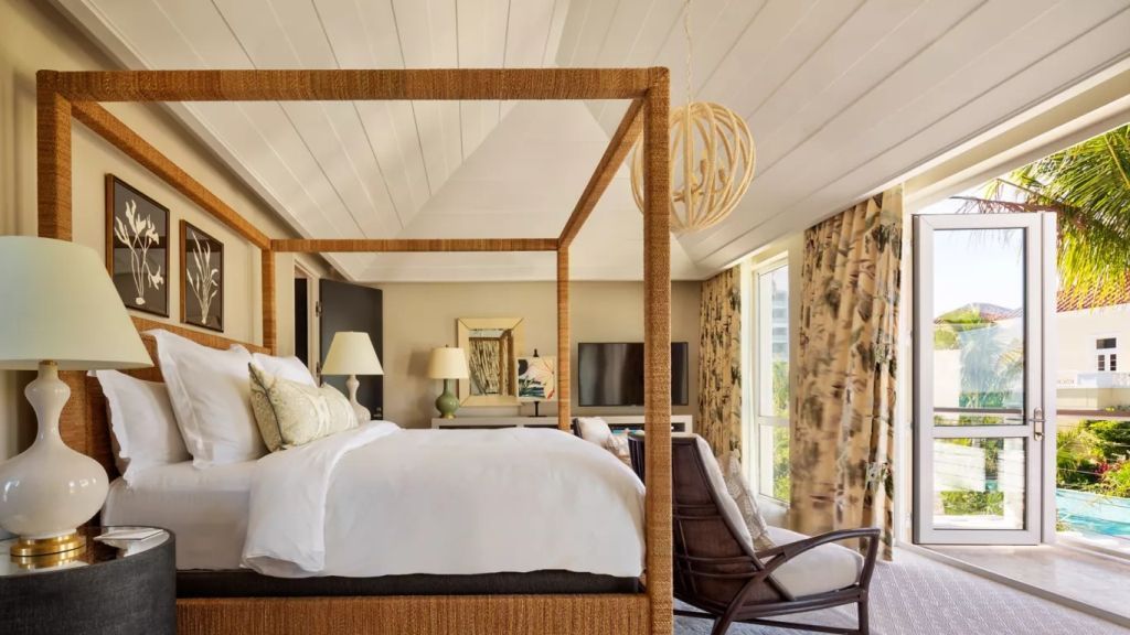 Lichtdurchflutetes Schlafzimmer in der Villa mit Himmelbett und moderner Einrichtung