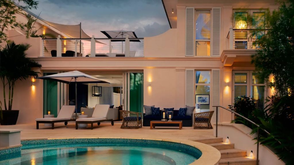 Oceanside Villa mit privatem Pool und luxuriöser Terrasse bei Sonnenuntergang