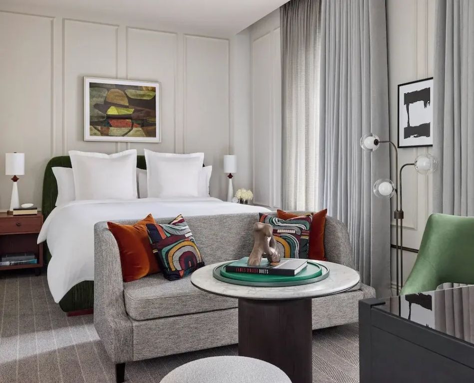 Elegantes Deluxe-Doppelzimmer mit modernem Dekor und Stadtblick im Rosewood Hotel Georgia
