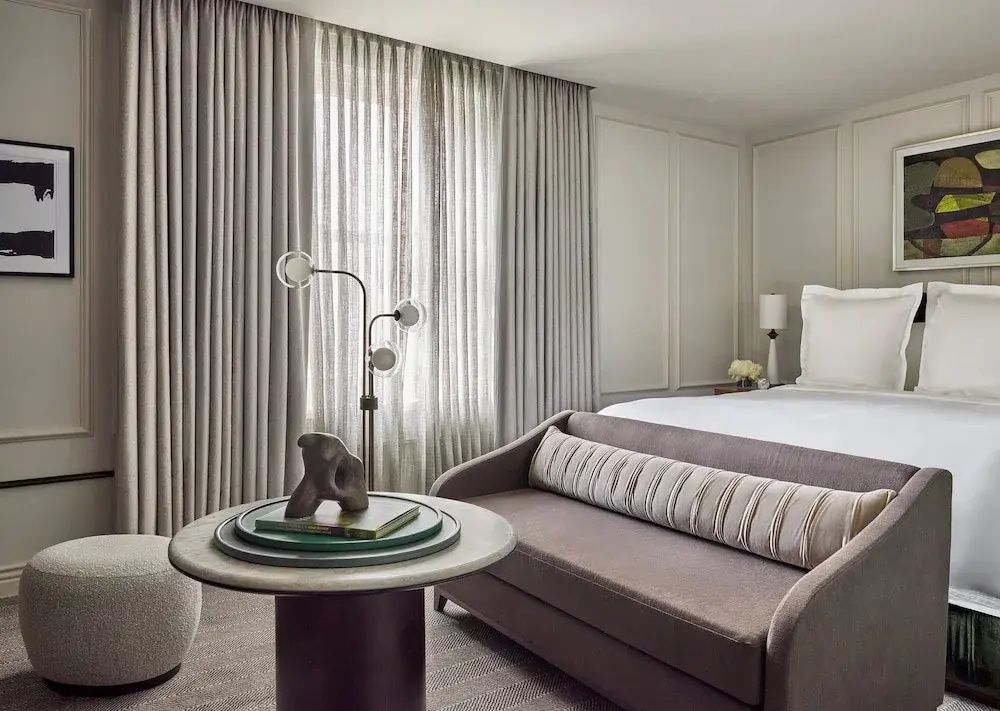 Komfortables Deluxe-Doppelzimmer mit geschmackvoller Einrichtung und natürlichem Licht
