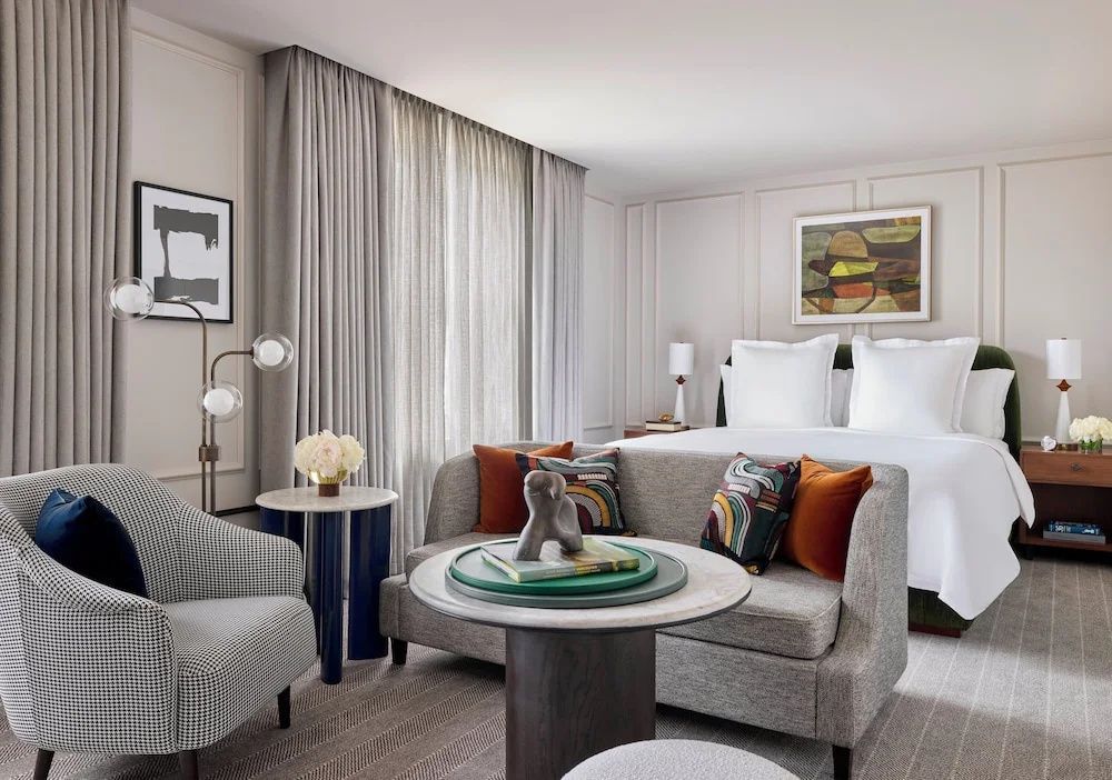 Luxuriöses Doppelzimmer mit eleganten Möbeln und moderner Kunst im Rosewood Hotel Georgia