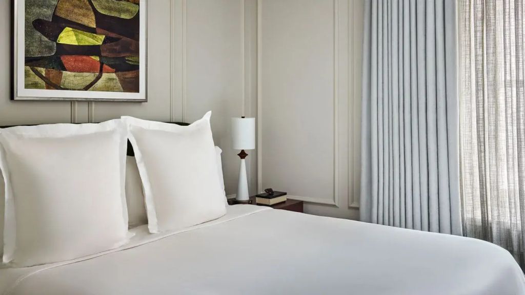 Elegantes Schlafzimmer mit einem großen Doppelbett und neutralen Tönen