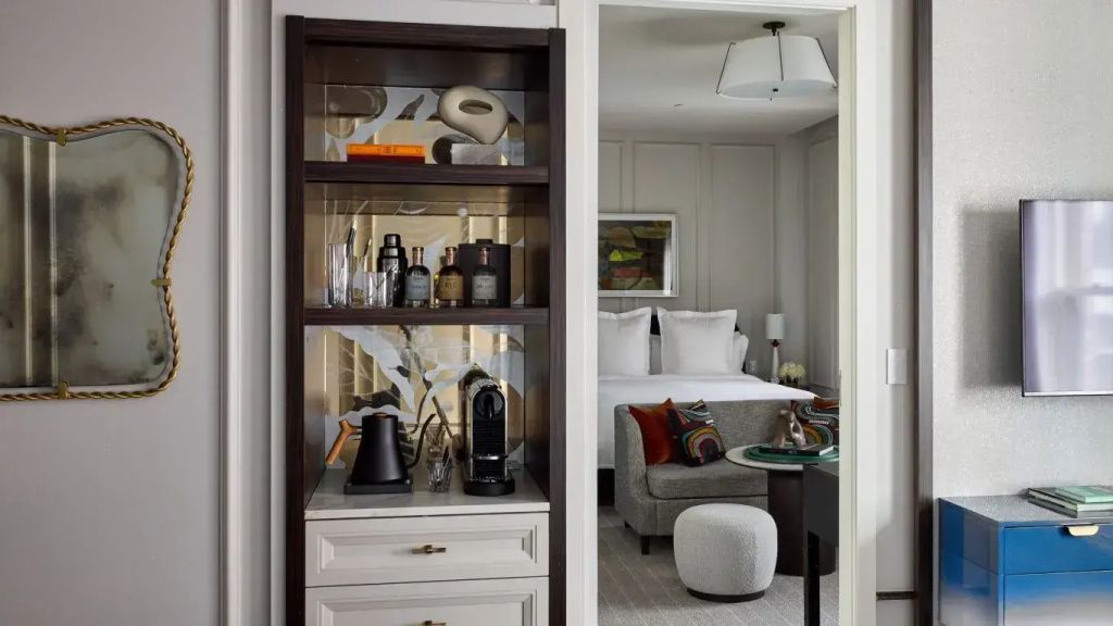 Sicht auf die Suite mit modernem Interieur und hochwertigen Annehmlichkeiten