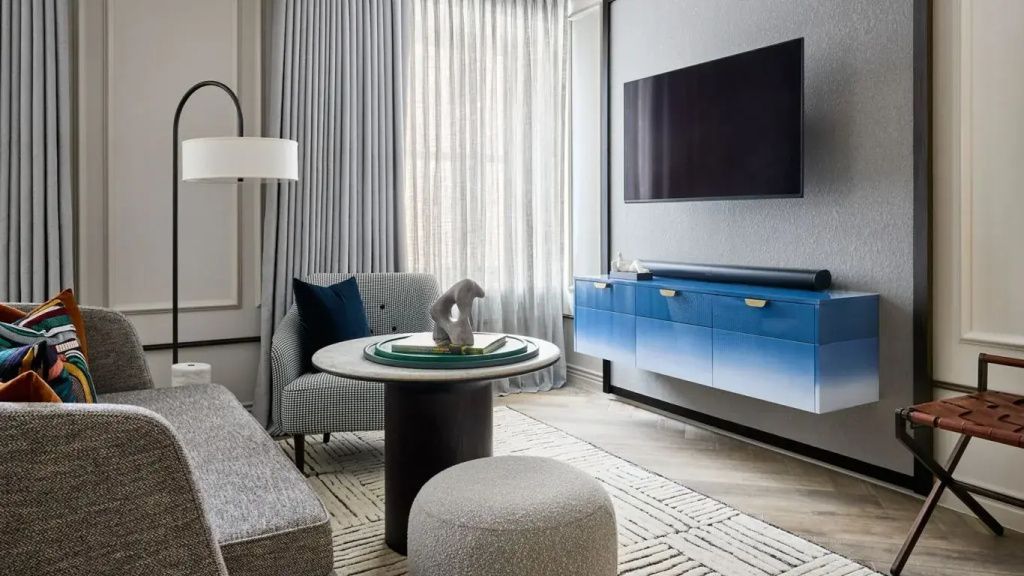 Geräumige Lounge mit elegantem Mobiliar und großen Fenstern
