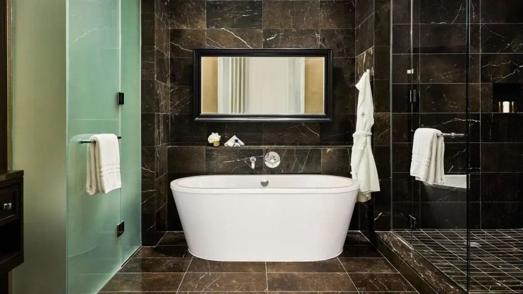 Modernes Badezimmer mit freistehender Badewanne und edlen Marmorelementen