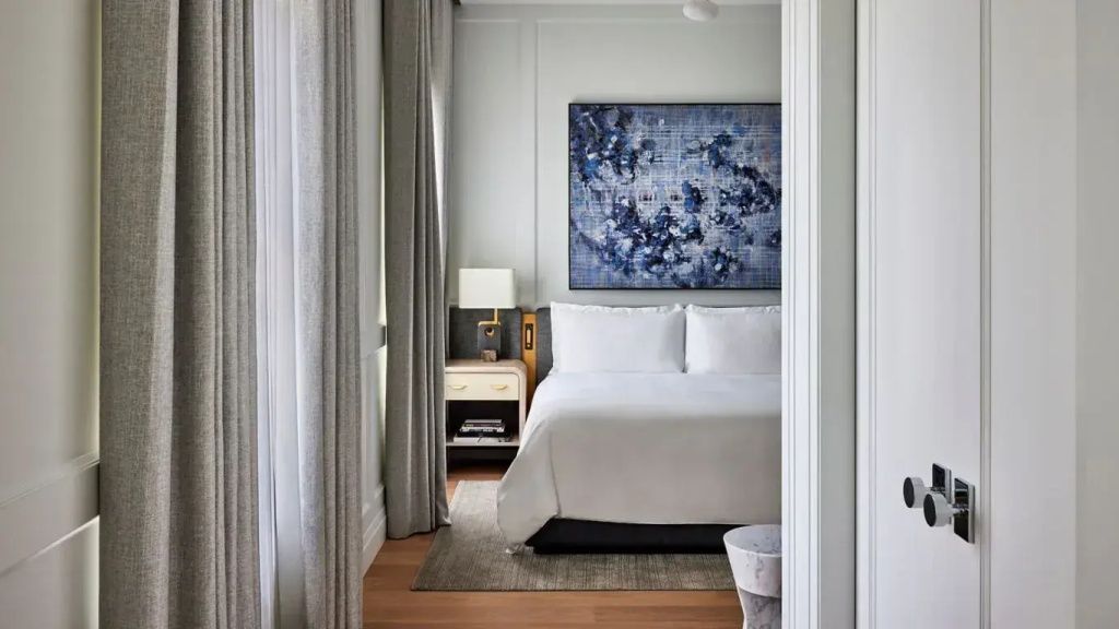 Modernes Schlafzimmer mit Kunstwerk an der Wand in der Lord Stanley Suite.