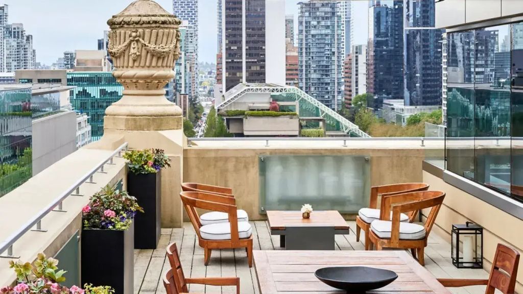 Dachterrasse mit Stadtblick und moderner Sitzgelegenheit.