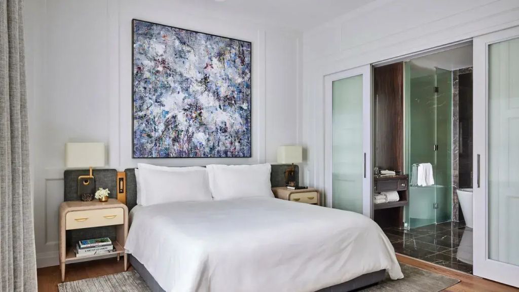 Luxus-Schlafzimmer der Rosewood Suite mit großem Kunstwerk über dem Bett