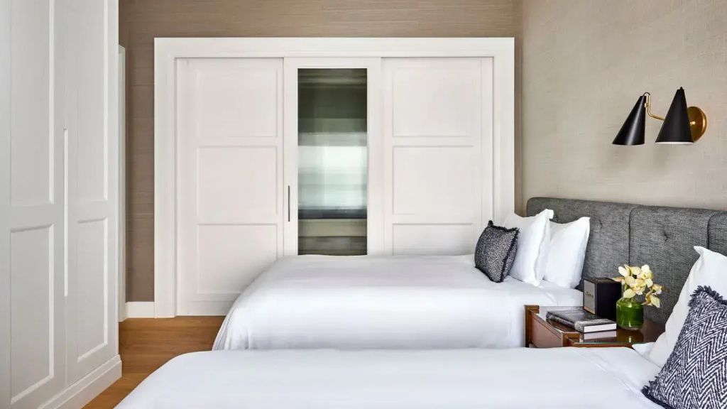 Doppelzimmer der Rosewood Suite mit Schiebetür im Hintergrund