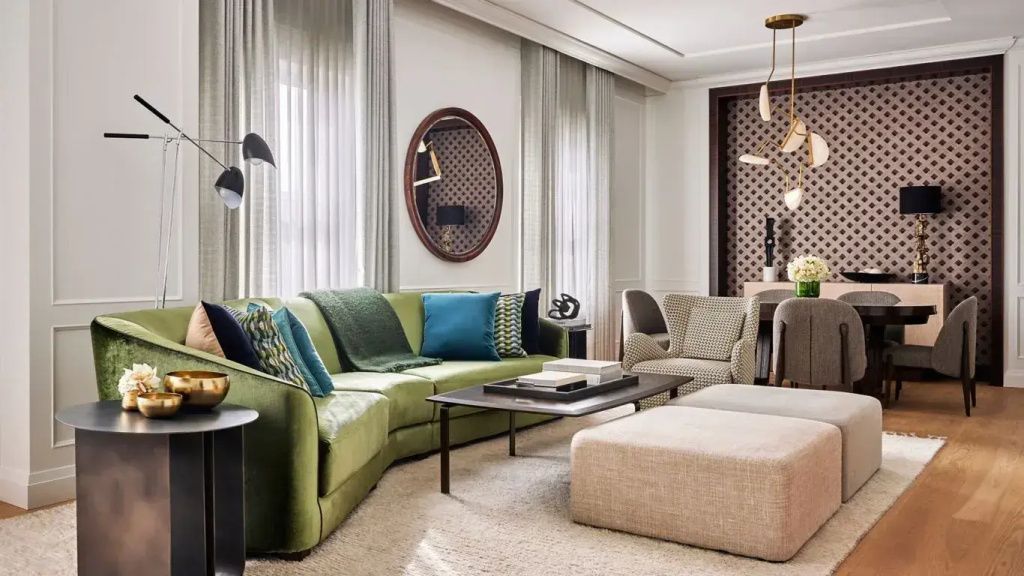 Wohnzimmer der Suite mit grünem Sofa und eleganter Dekoration