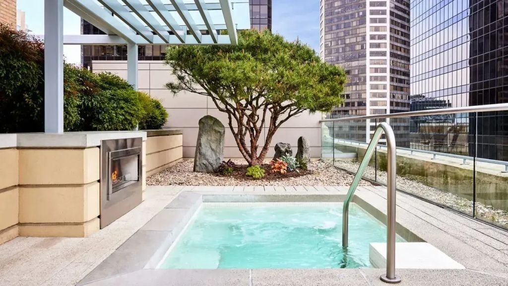 Private Terrasse mit beheiztem Pool und stilvoller Begrünung