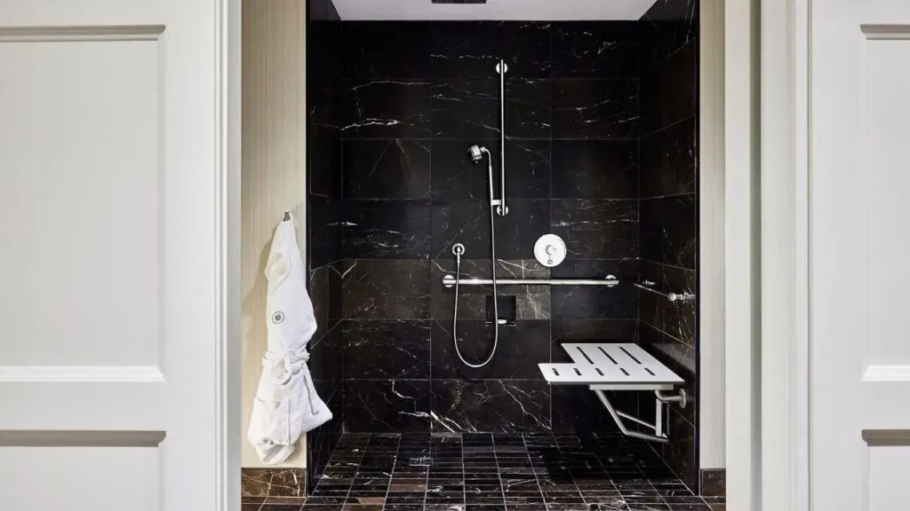 Luxuriöse Badezimmerdusche in Schwarz mit moderner Ausstattung und Sicherheitselementen.