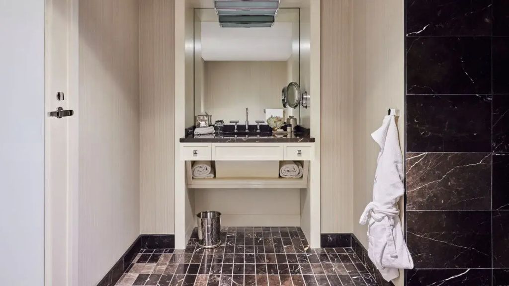 Eleganter Waschtisch in einem modernen Hotelbadezimmer mit Marmorfliesen.