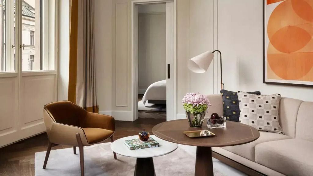 Eleganter Wohnbereich einer Suite mit modernen Möbeln und stilvollen Dekorakzenten