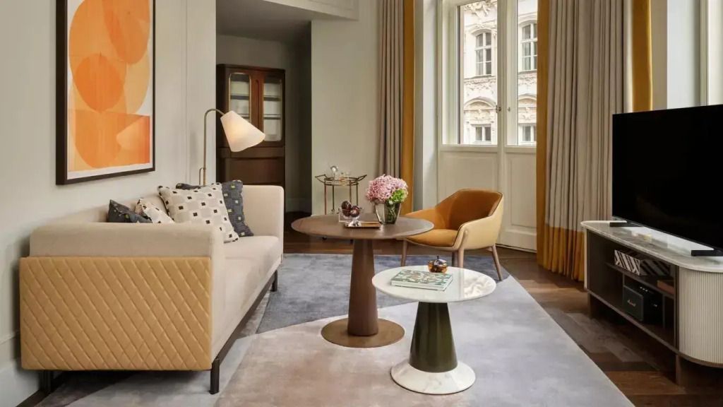Helle Suite mit stilvollen Möbeln und großen Fenstern mit Blick auf die Stadt
