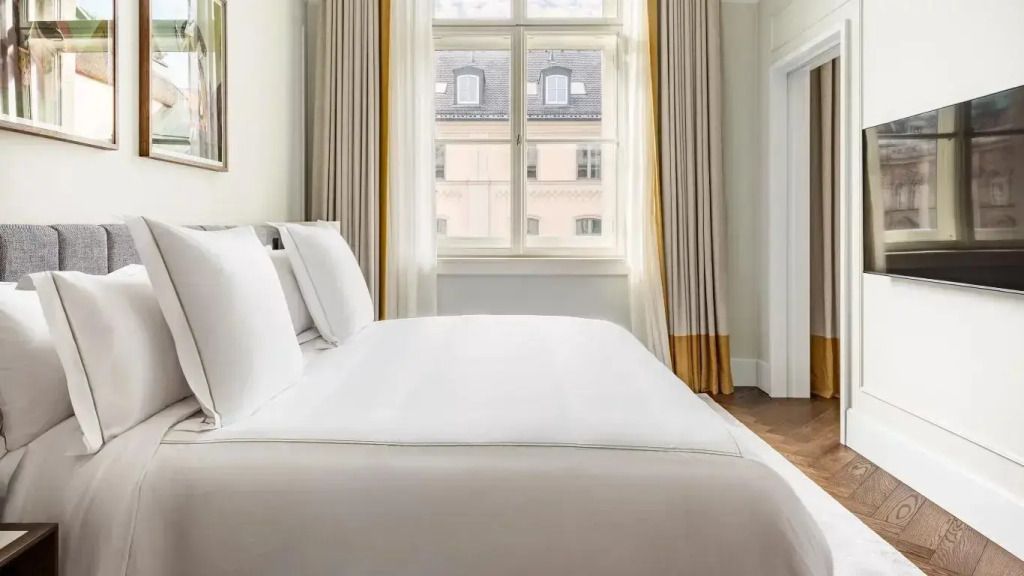 Geräumige Suite mit großem Fenster und luxuriösem Bett