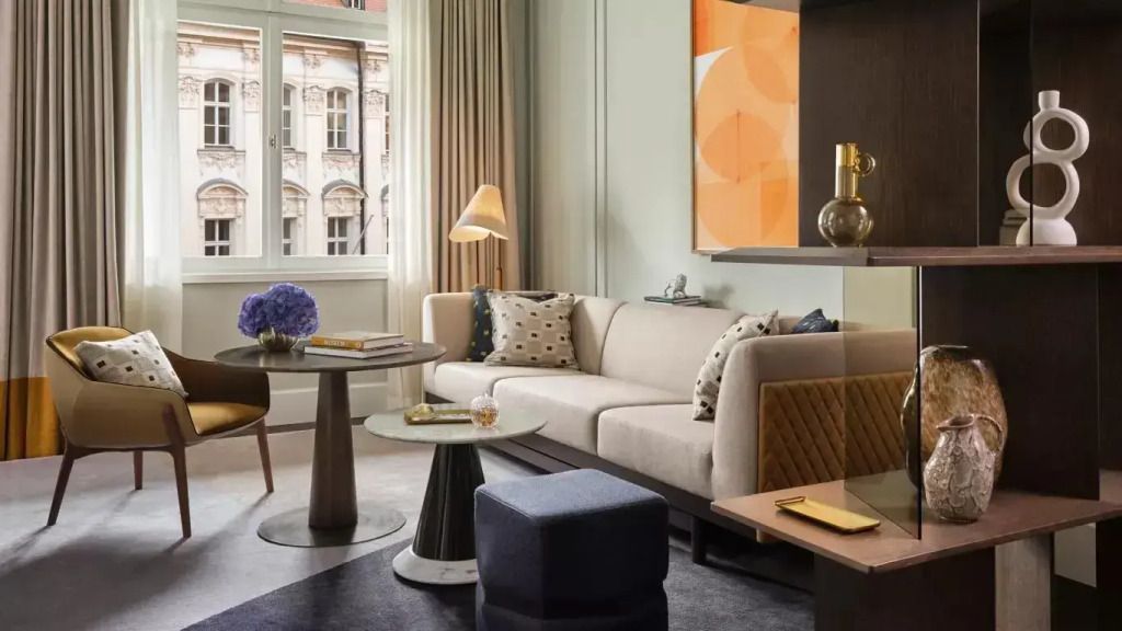 Gemütliche Sitzecke mit Sofa und elegantem Tisch in der Suite
