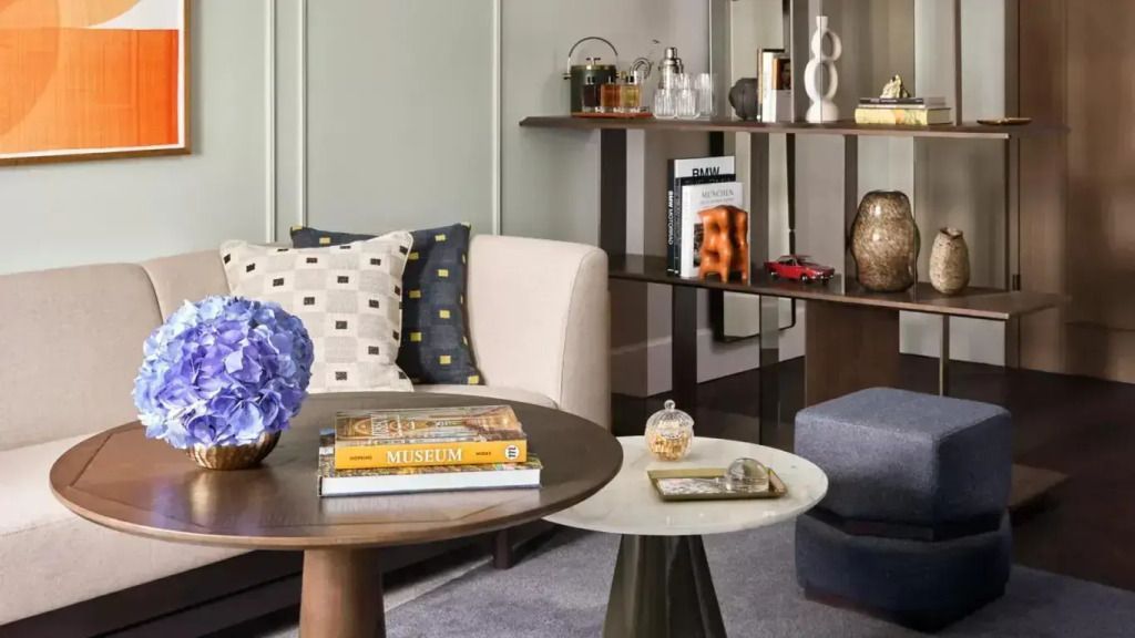 Eleganter Wohnbereich mit Bücherregal und dekorativen Elementen