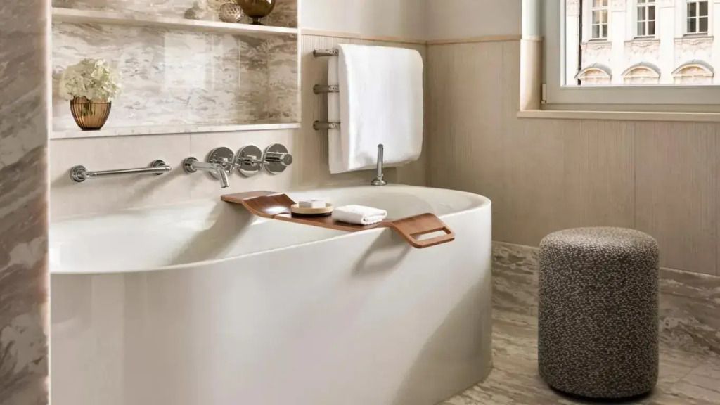 Modernes Badezimmer mit frei stehender Badewanne und eleganten Armaturen