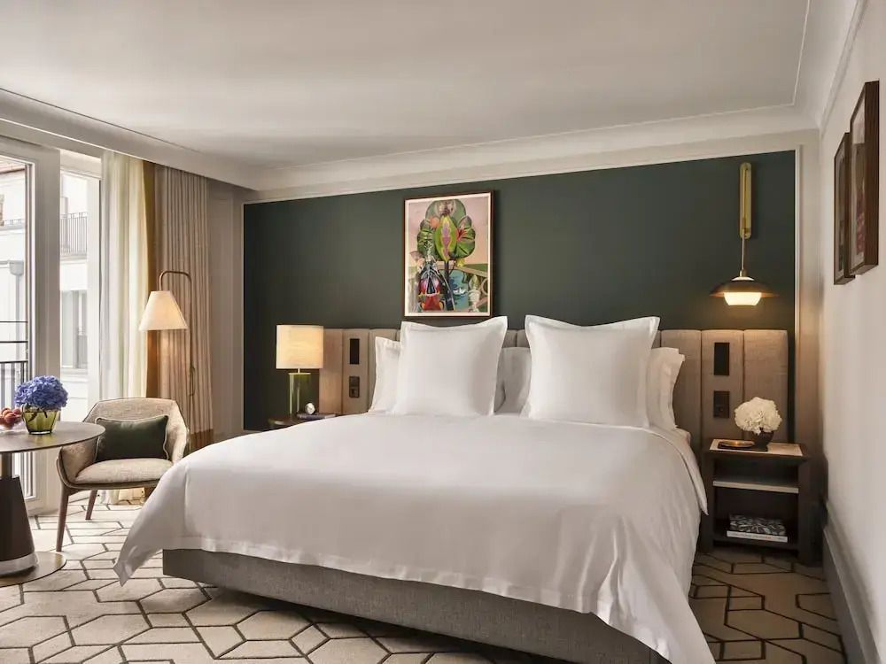 Luxuriöses Deluxe Doppelzimmer mit großem Bett und stilvoller Dekoration.