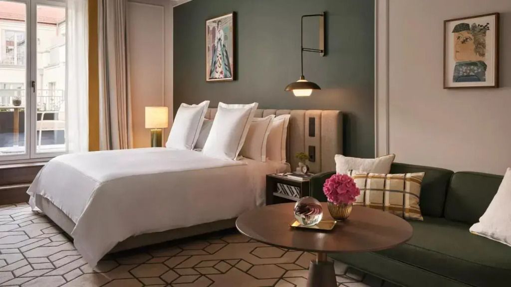Elegante Junior-Suite mit Doppelbett, stilvolle Einrichtung und sanfte Farben.