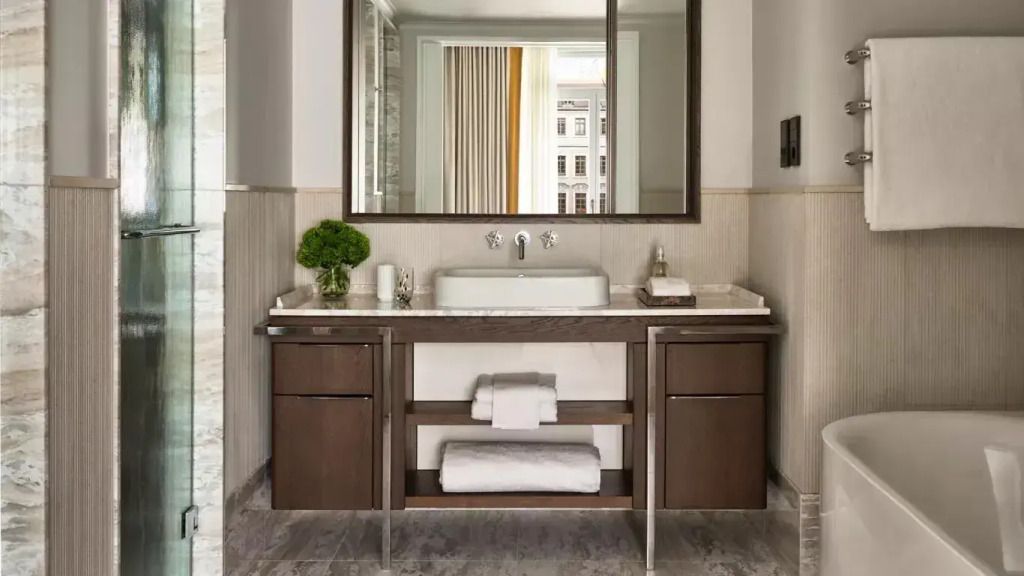Modernes Badezimmer mit großem Spiegel und eleganter Waschtischgestaltung.