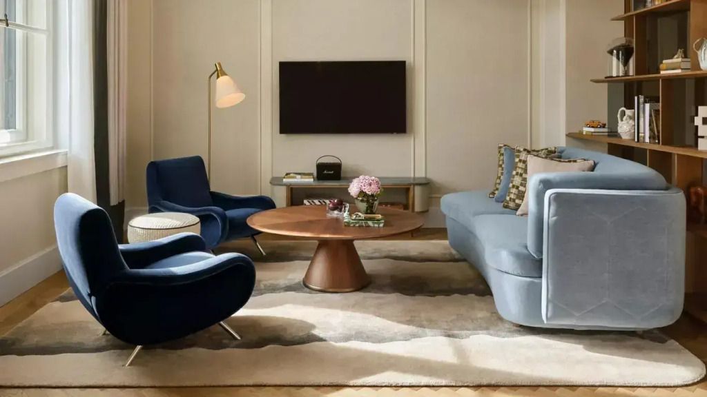 Eleganter Wohnbereich mit modernen Möbeln und Wandfernseher